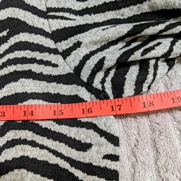 Beach Lunch Lounge Zebra Boat Neck Long Sleeve Sarah Soft Sweater Sz. S EUC - Picture 6 of 9